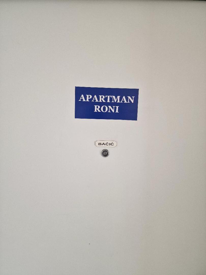 Apartma Roni *